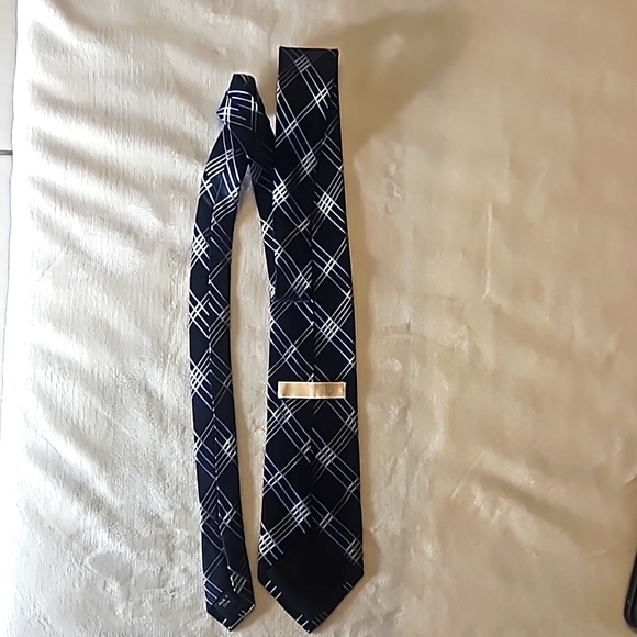 Michael Kors 100% Silk Tie. - Picture 9 of 13